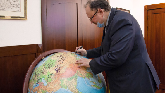 Эпидемиолог Сергей Борисевич оставил автограф на Глобусе русского первенства