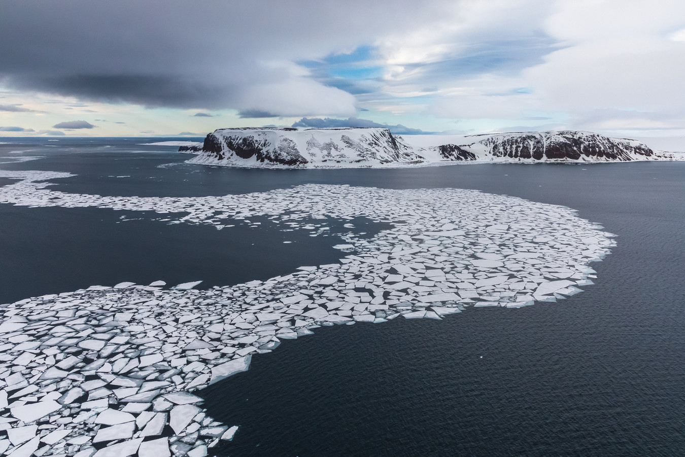 Дрейфующий лёд на поверхности Баренцева моря. Фото: Кирилл Уютнов, участник конкурса РГО 