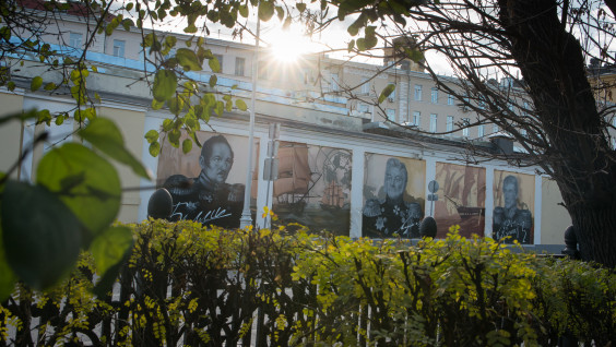 Граффити-портреты Михаила Лазарева, Фаддея Беллинсгаузена и Ивана Крузенштерна появились в центре Москвы