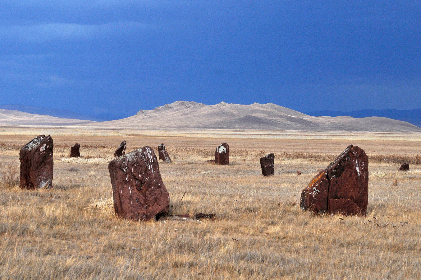 Древние курганы - непременный элемент ландшафта хакасской степи. Фото: Владимир Горбатовский