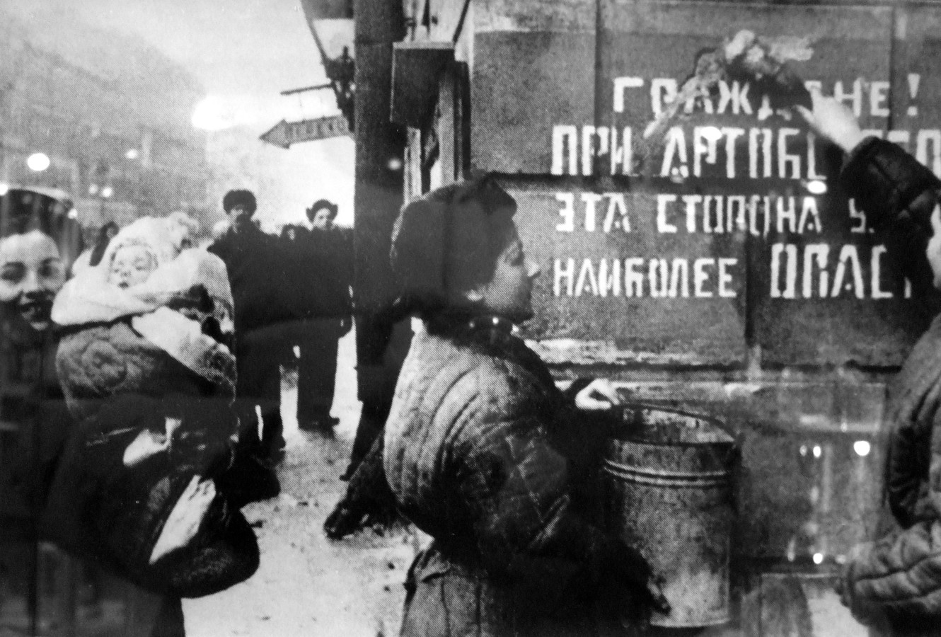 Жители Ленинграда ликуют: блокада снята. Фото: wikipedia.org