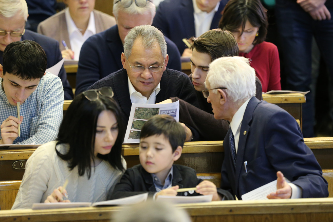 Президент РГО Сергей Шойгу отвечает на вопросы Диктанта. Фото: Вадим Савицкий