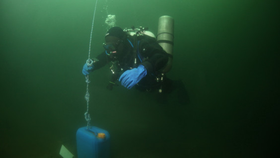 Зачем аквалангисты просидели подо льдом более 10 часов
