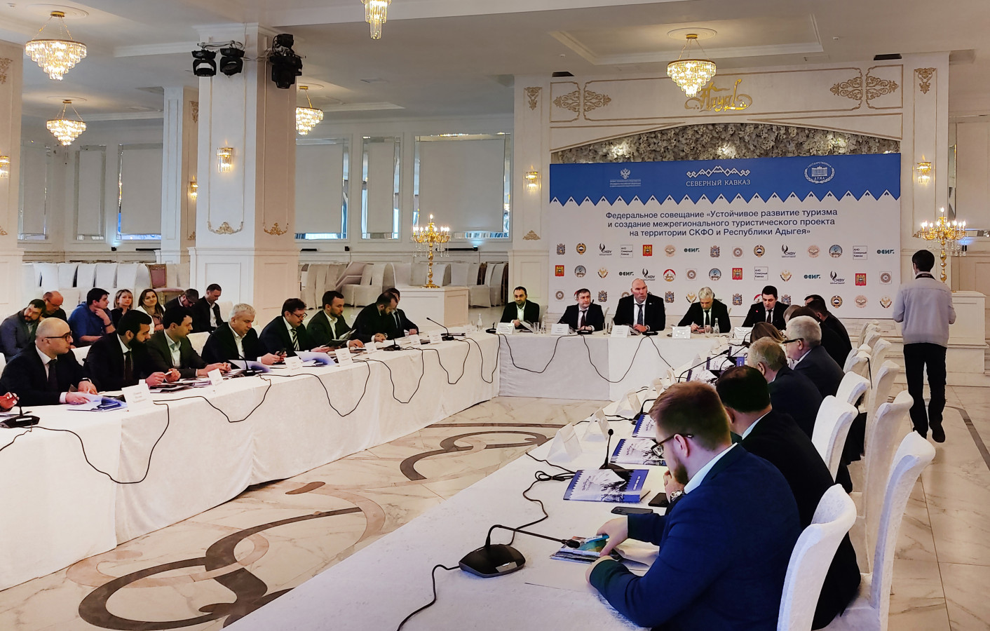 На совещании. Фото предоставлено Дагестанским отделением РГО