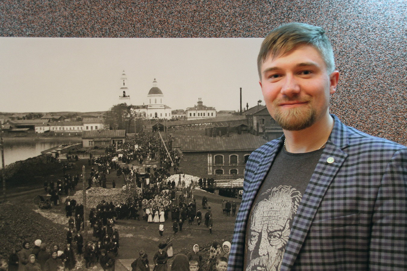Александр Савичев на фоне фотографии старой Сысерти и завода. Фото: Вадим Осипов