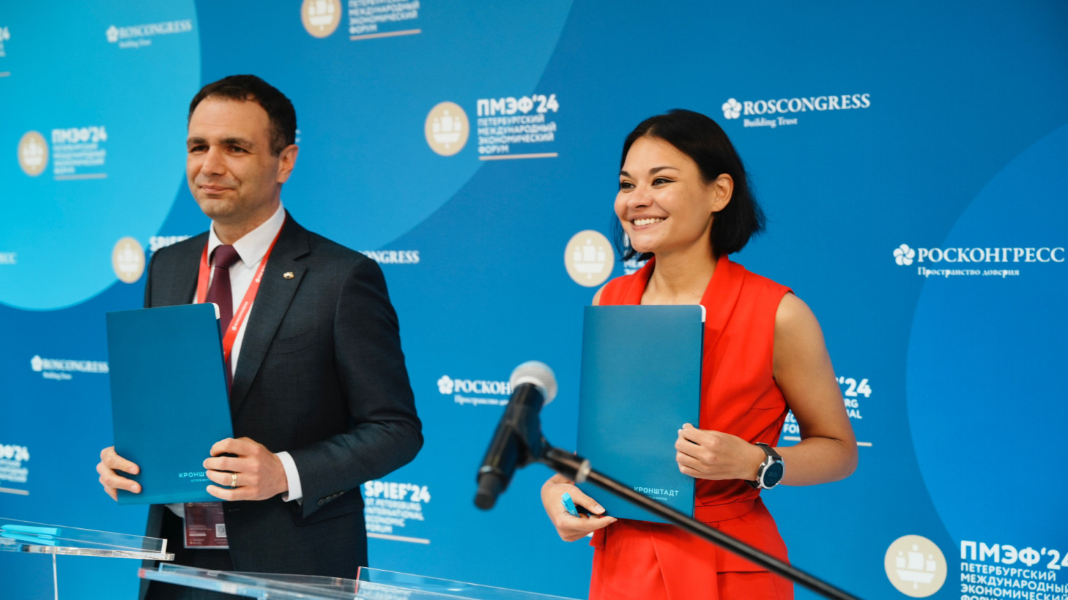 Артем Манукян и Ксения Шойгу на церемонии подписания соглашения. Фото предоставлено пресс-службой «Остров фортов»