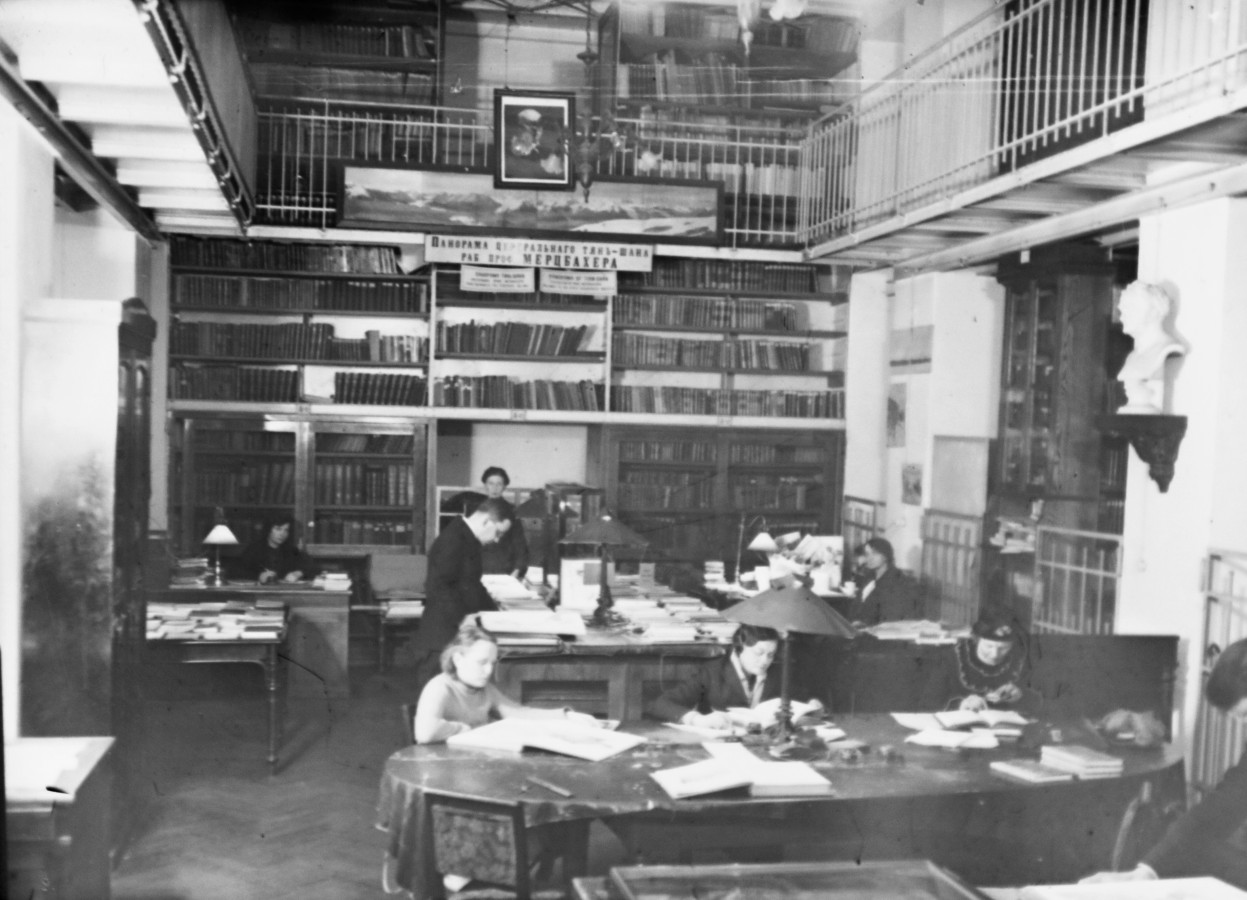 Главный зал библиотеки РГО. Март 1941 года. Фотография со стеклянного негатива