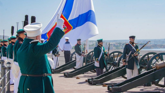 На Константиновской батарее освящен самый большой Андреевский Георгиевский флаг в России