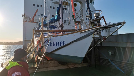 Яхта "Сибирь" прервала кругосветное плавание из-за коронавируса