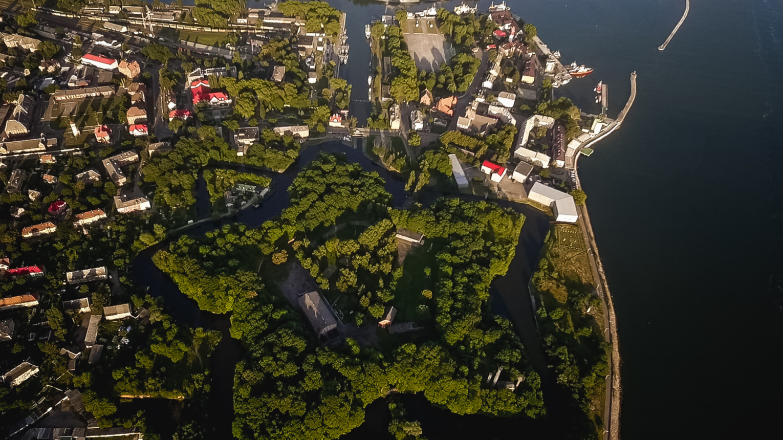 Вид на Балтийск и Балтийскую крепость с высоты птичьего полета. Фото: Евгений Моргунов
