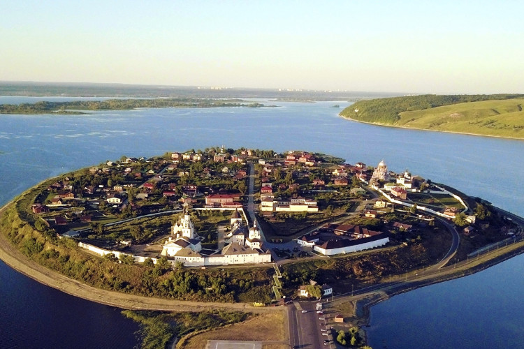 Топ-10 малых городов для путешествия этим летом
