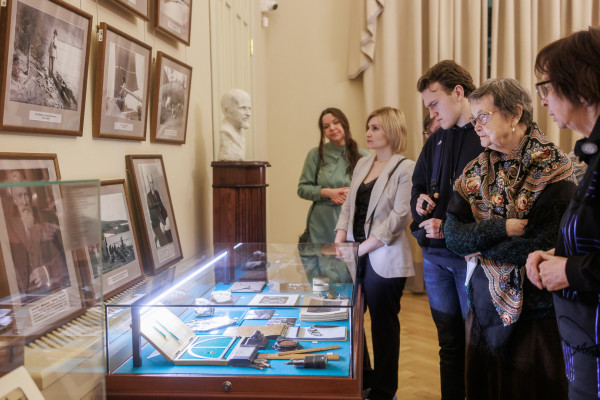 Экскурсия по выставке «Обручевы: территория открытий»
