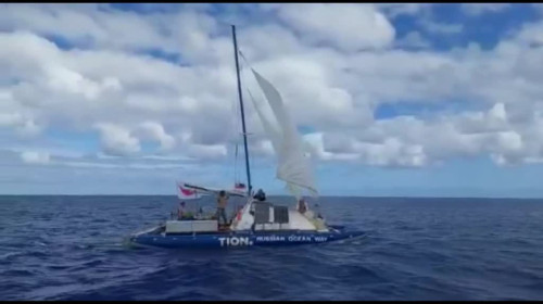 Проводы в море кругосветки РГО на острове Пасхи