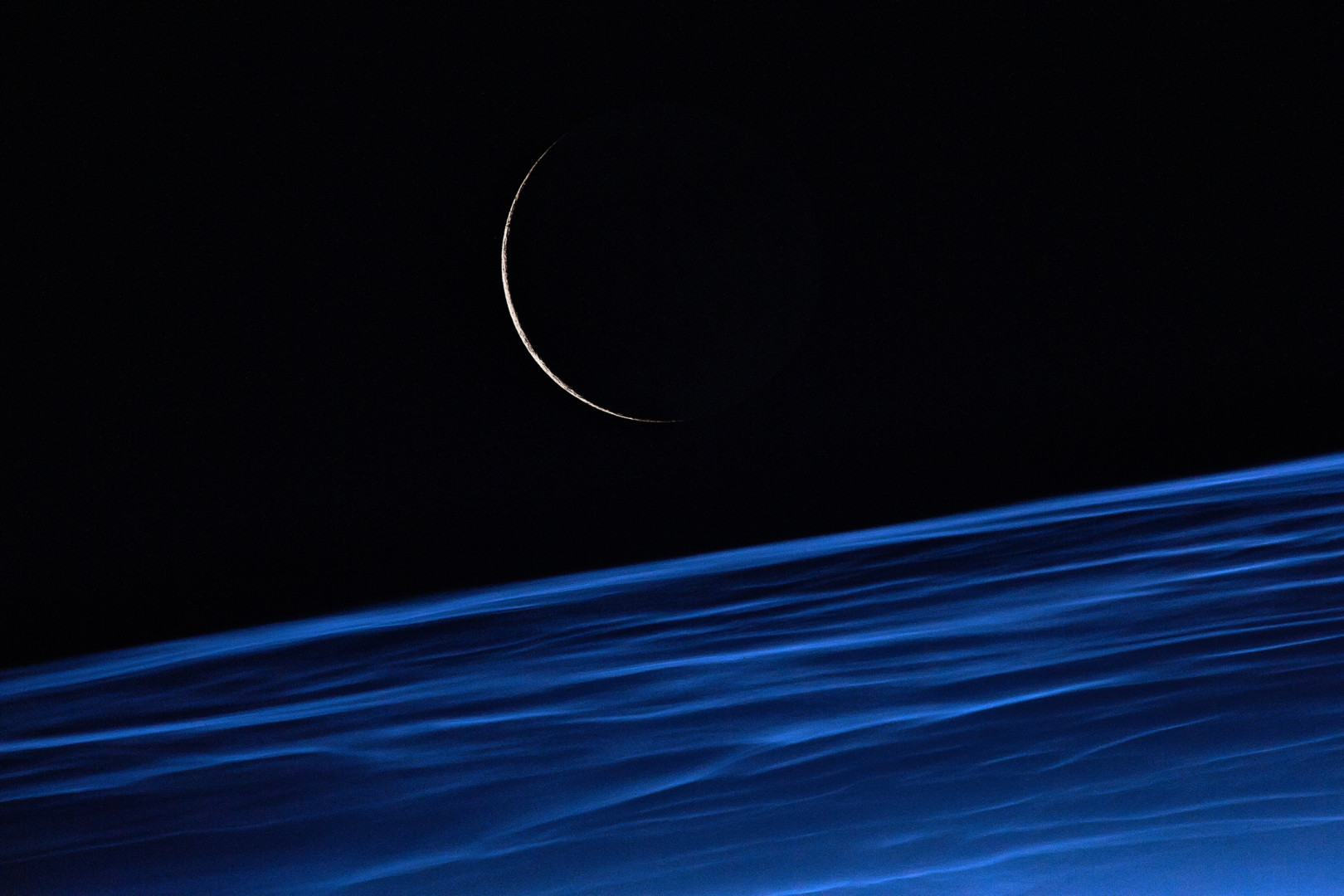 Луна над земной атмосферой