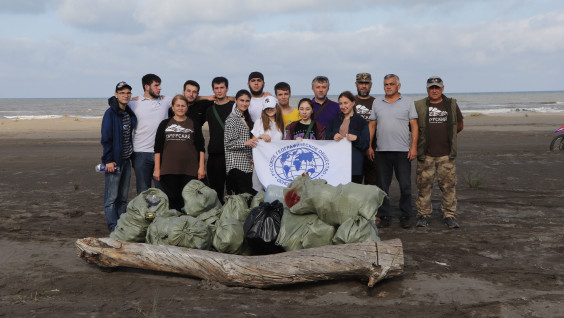 Молодёжный клуб географов очистил берег Каспия в рамках акции "Чистая планета"