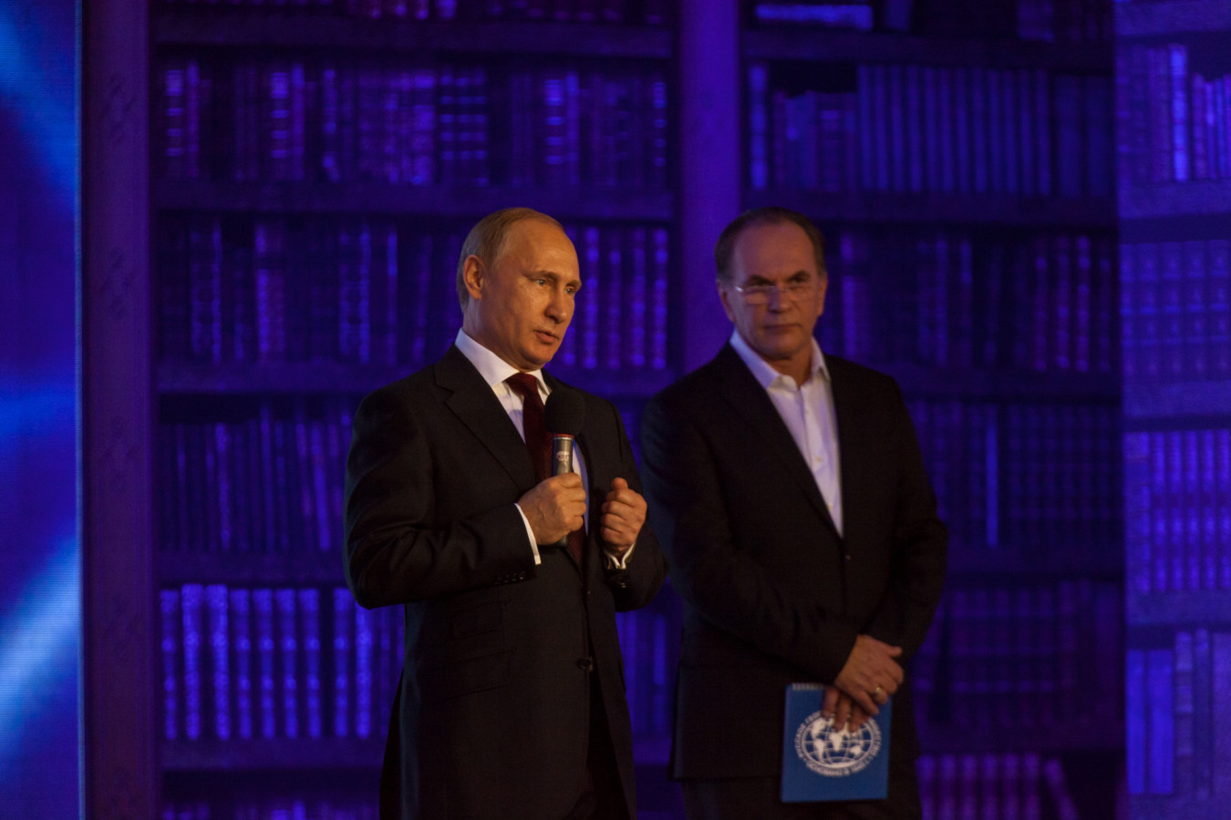 Владимир Путин и ведущий Алексей Гуськов. Фото: Илья Мельников