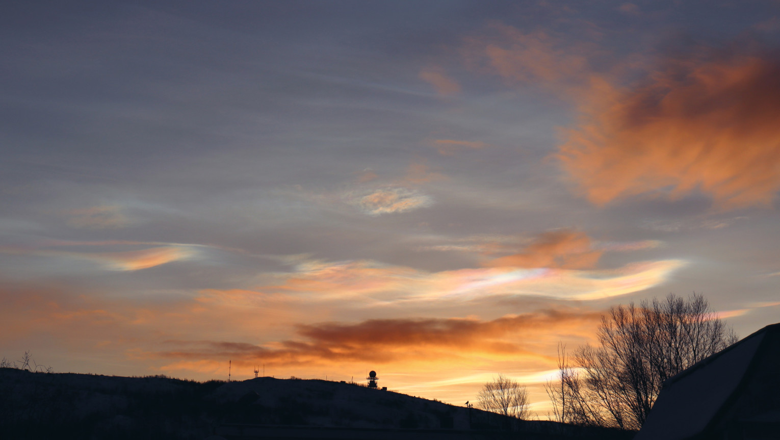Перламутровые облака над Мурманском. Фото: Анастасия Ягодина / Мурманское областное отделение РГО