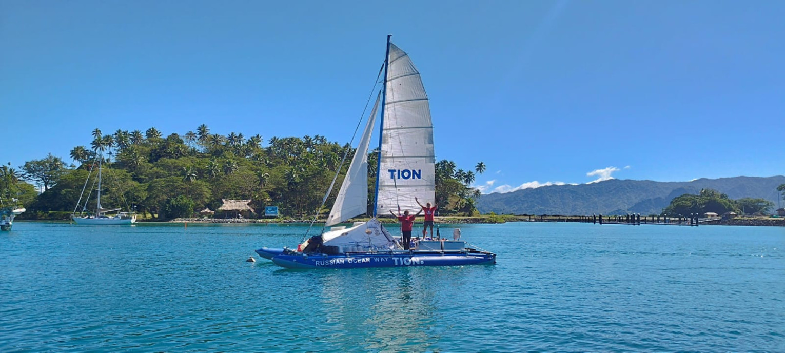 Катамаран кругосветки РГО выходит из гавани Вануа-Леву. Фото участников экспедиции