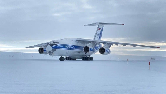 Новый аэродром станции "Прогресс" в Антарктиде принял первый самолёт