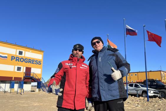 «Атлас к путешествию капитана Беллинсгаузена» передали в Антарктиду